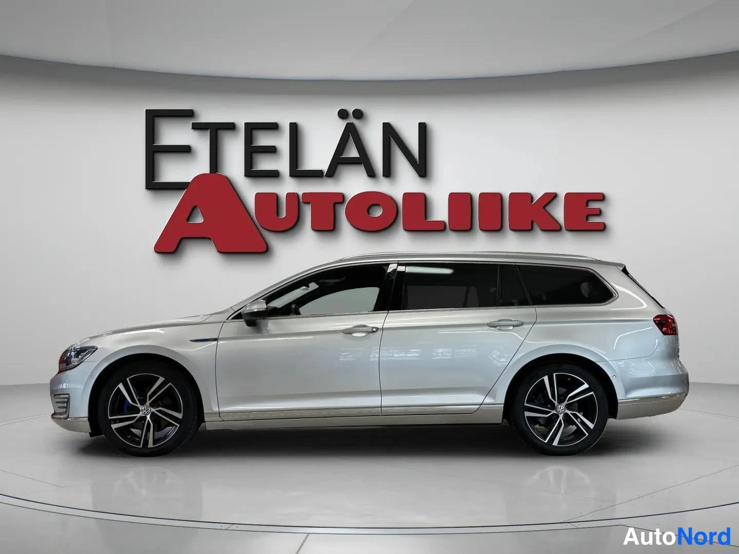 Harmaa Volkswagen Passat 2015, sivulta, kuva 4