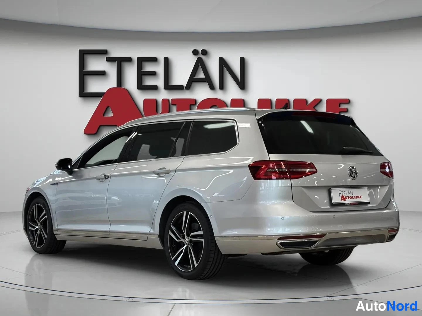 Harmaa Volkswagen Passat 2015, takaviisto, kuva 5