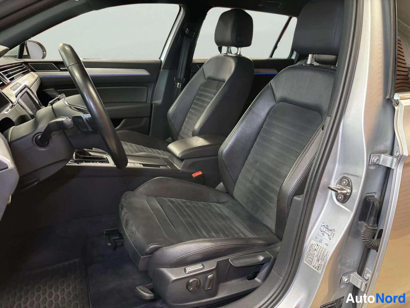 Harmaa Volkswagen Passat 2015, etuistuimet, kuva 13