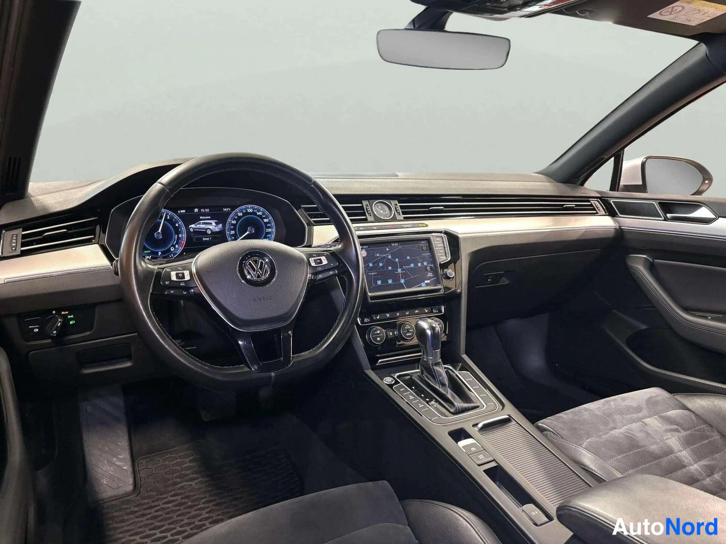 Harmaa Volkswagen Passat 2015, ohjaamo, kuva 11