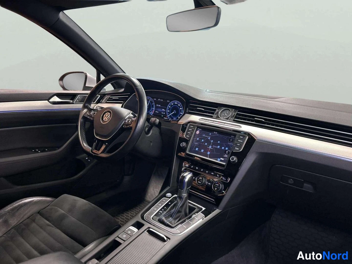 Harmaa Volkswagen Passat 2015, ohjaamo, kuva 8