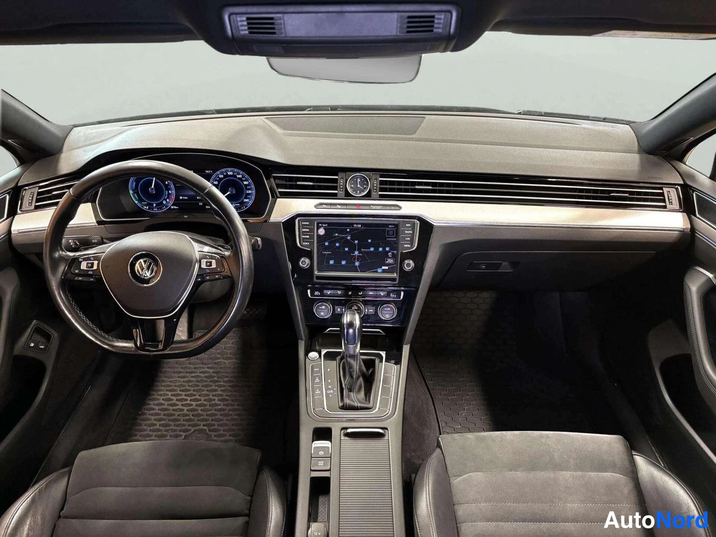 Harmaa Volkswagen Passat 2015, ohjaamo, kuva 9