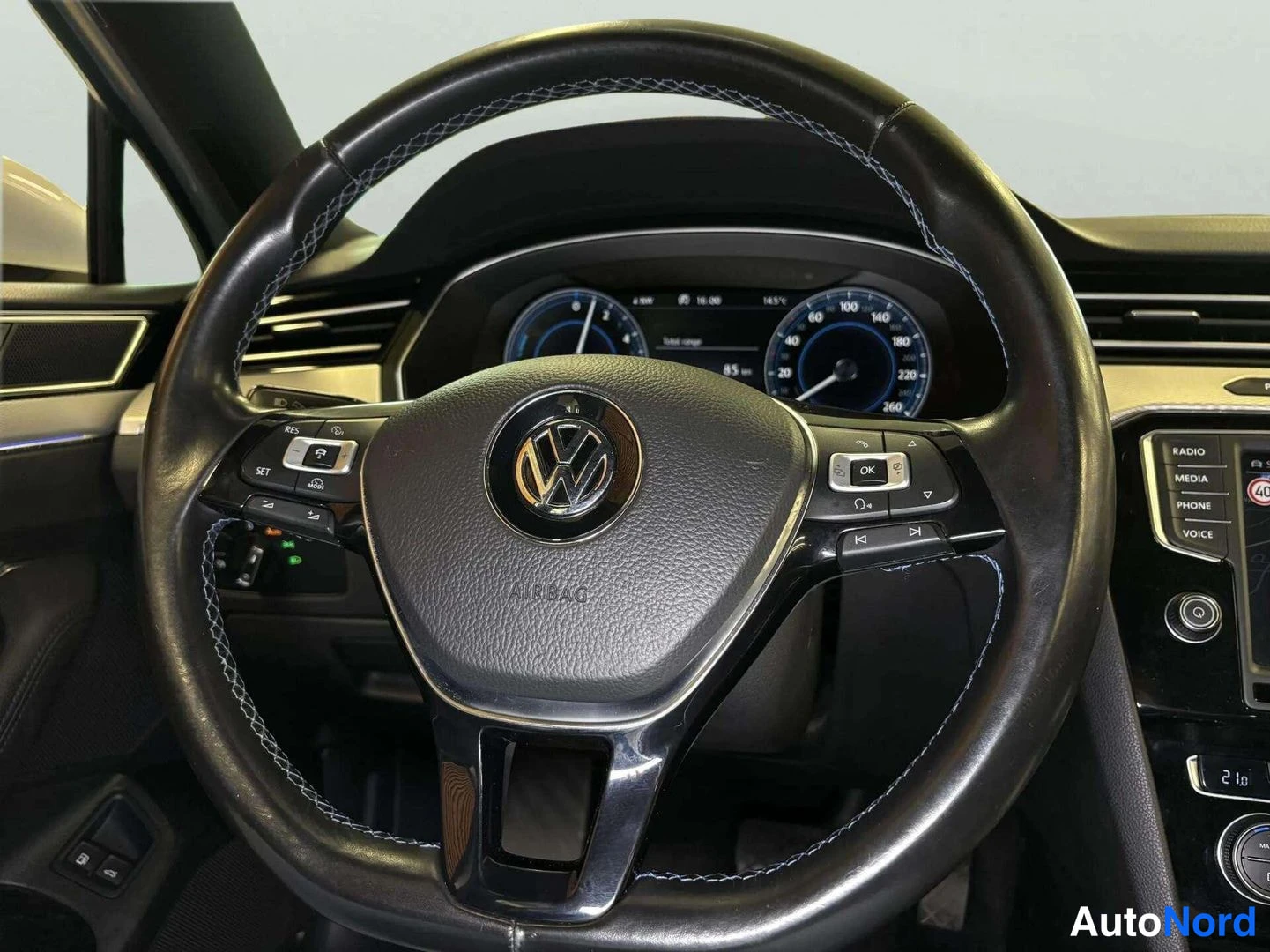 Harmaa Volkswagen Passat 2015, ohjaamo, kuva 12