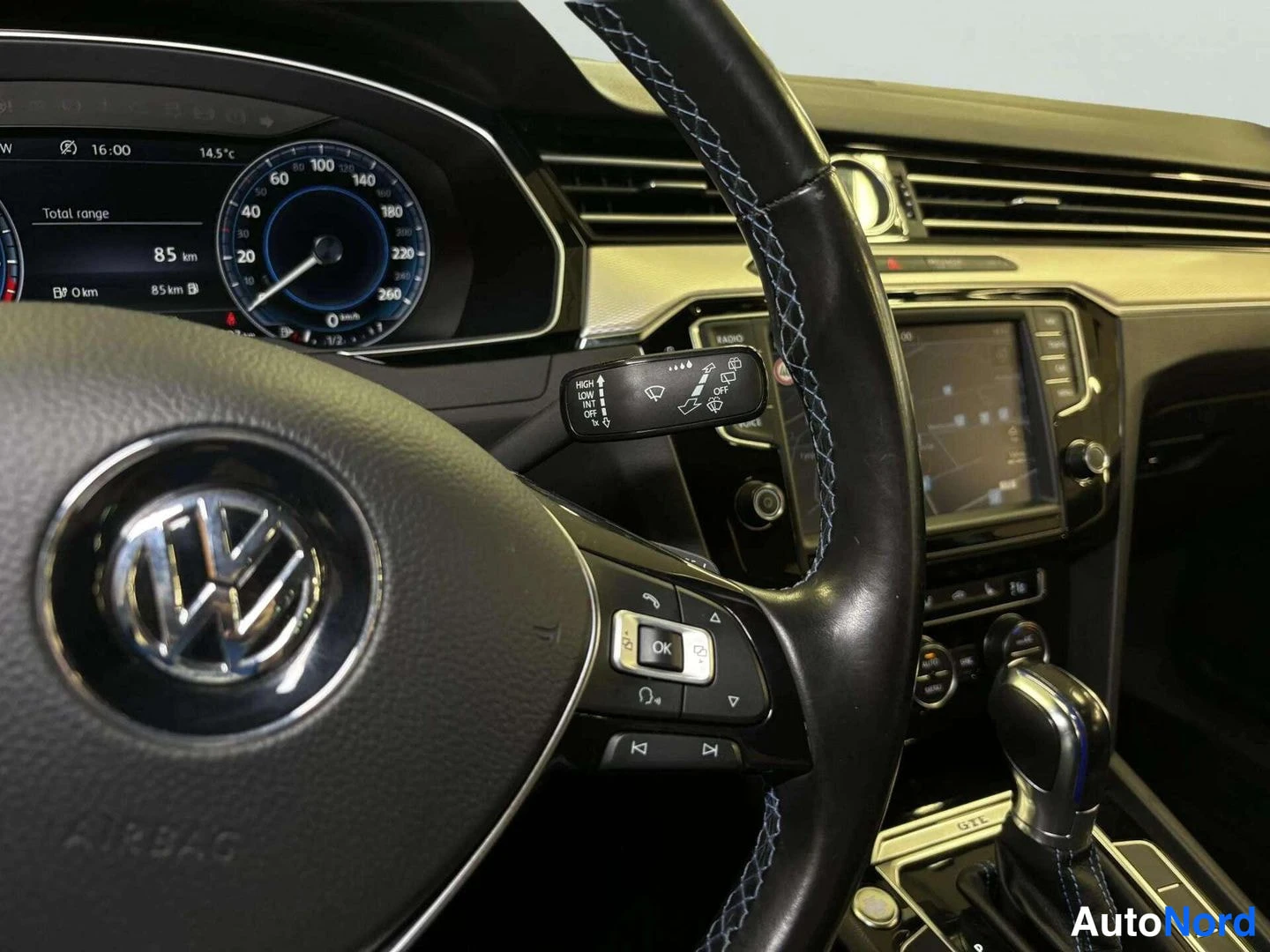 Harmaa Volkswagen Passat 2015, ohjaamo, kuva 10