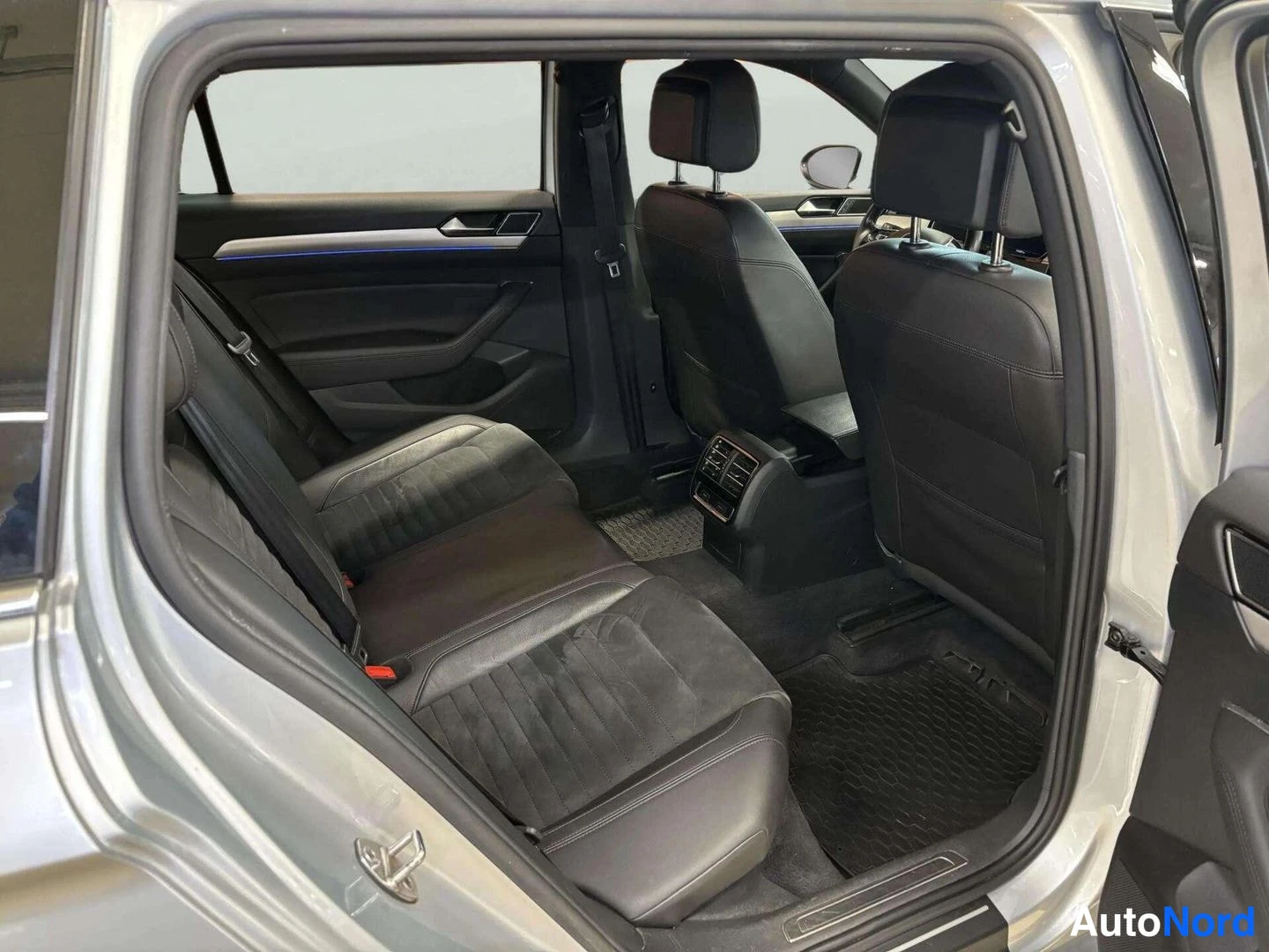 Harmaa Volkswagen Passat 2015, takaistuimet, kuva 16