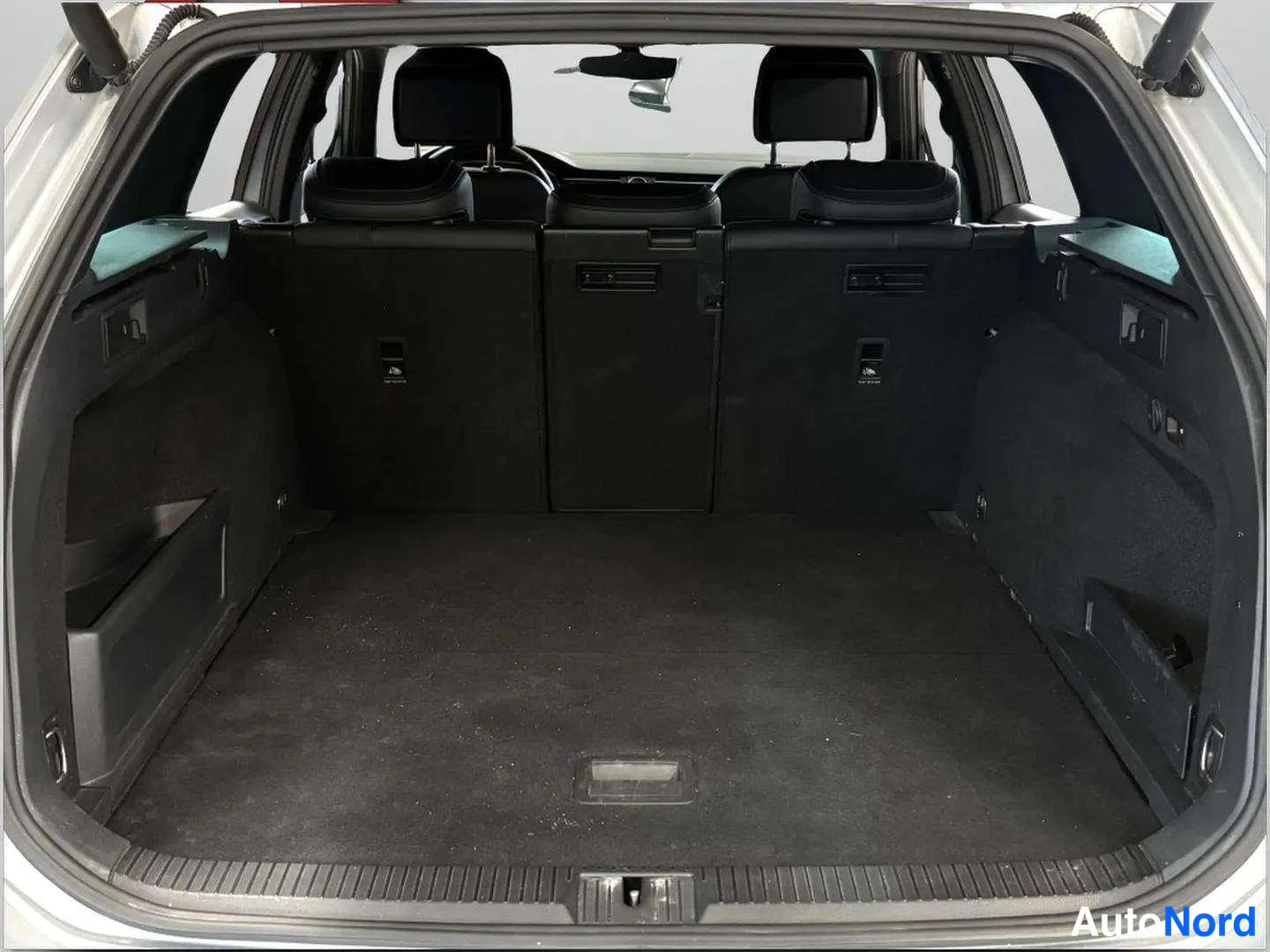 Harmaa Volkswagen Passat 2015, tavaratila, kuva 17