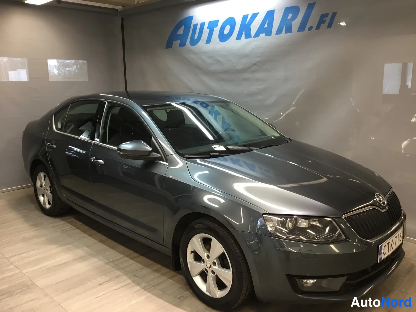 Harmaa Skoda Octavia 2015, etuviisto, keula oikealle, kuva 2