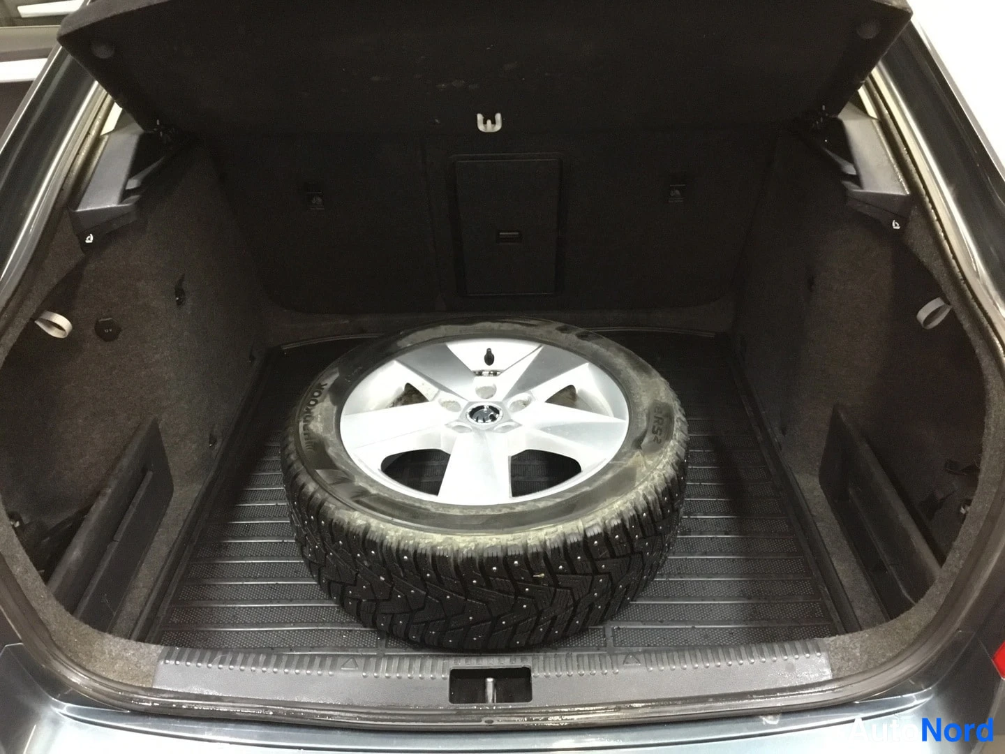 Harmaa Skoda Octavia 2015, tavaratila, kuva 11