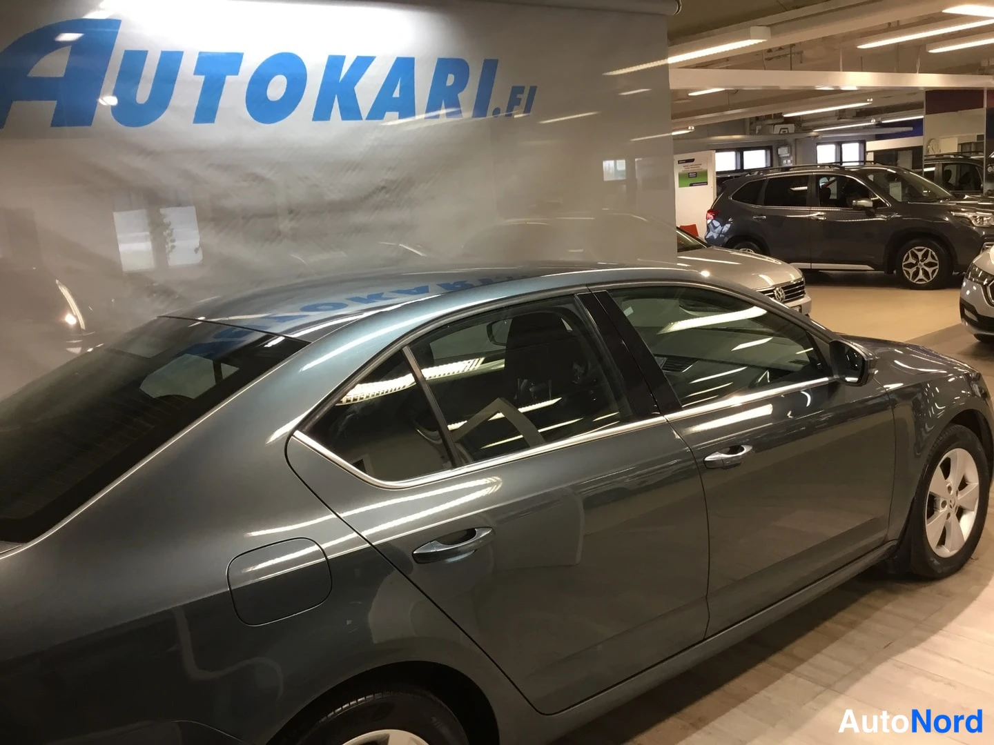 Harmaa Skoda Octavia 2015, sivulta, kuva 4