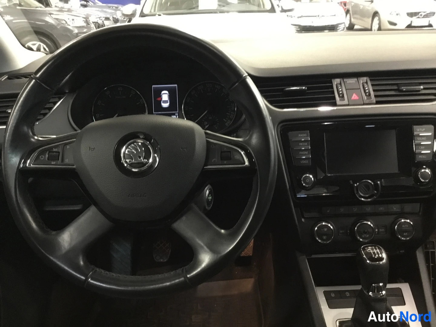 Harmaa Skoda Octavia 2015, ohjaamo, kuva 7