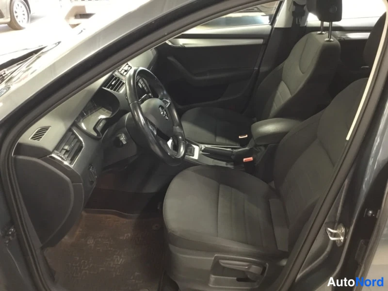 Harmaa Skoda Octavia 2015, ohjaamo, kuva 8