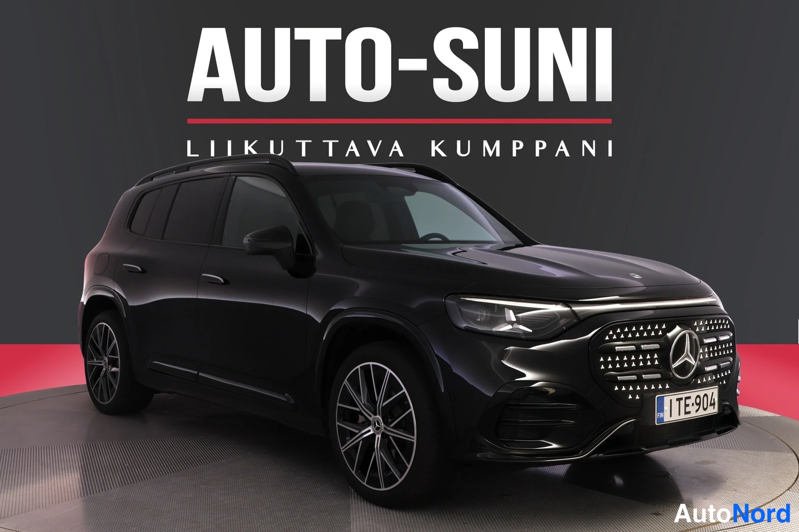 Musta Mercedes-Benz GLB 2026, etuviisto, keula oikealle, kuva 2