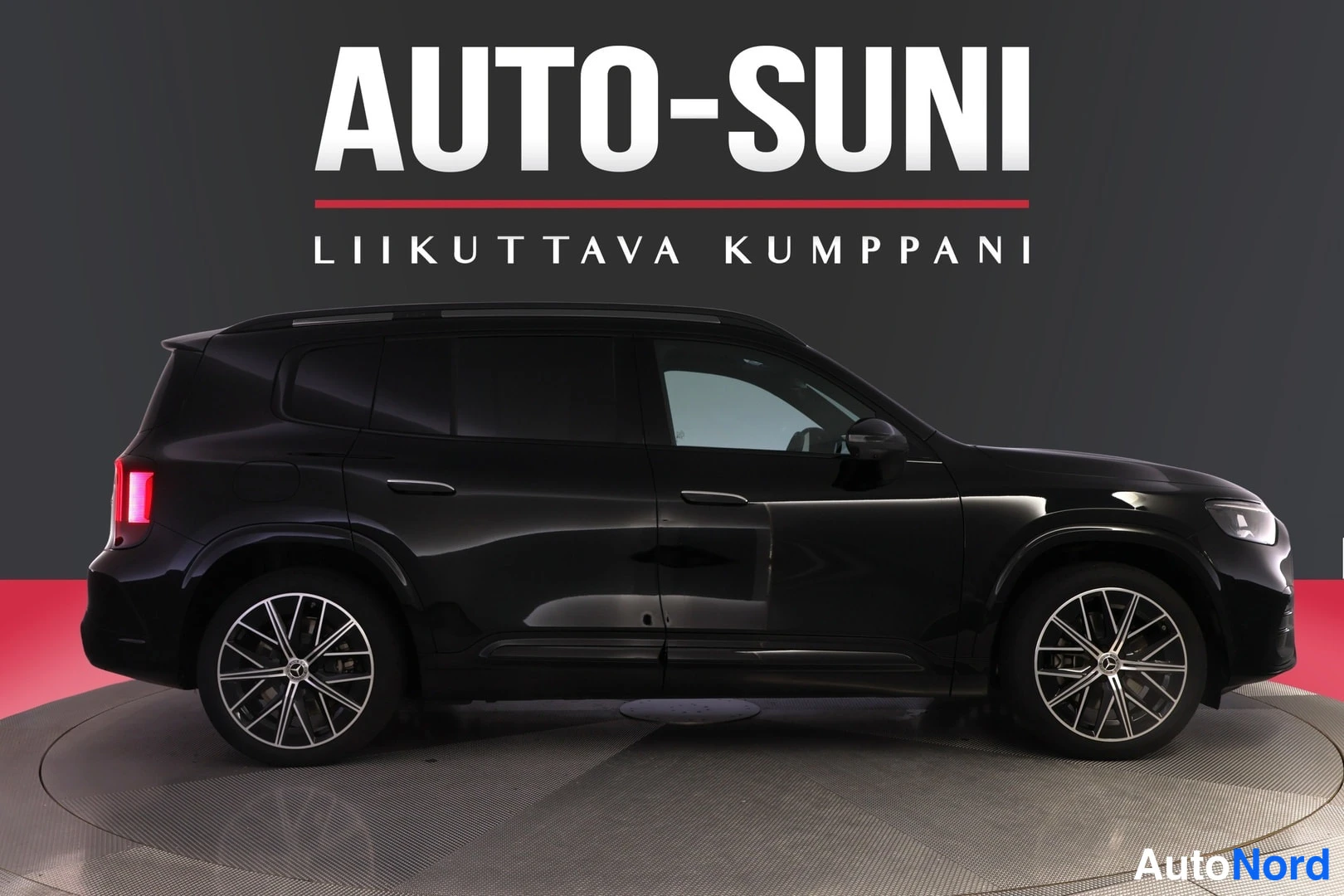 Musta Mercedes-Benz GLB 2026, sivulta, kuva 3