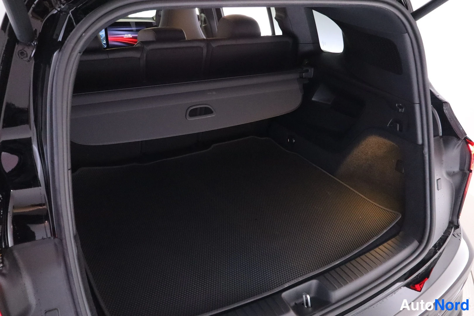 Musta Mercedes-Benz GLB 2026, tavaratila, kuva 11