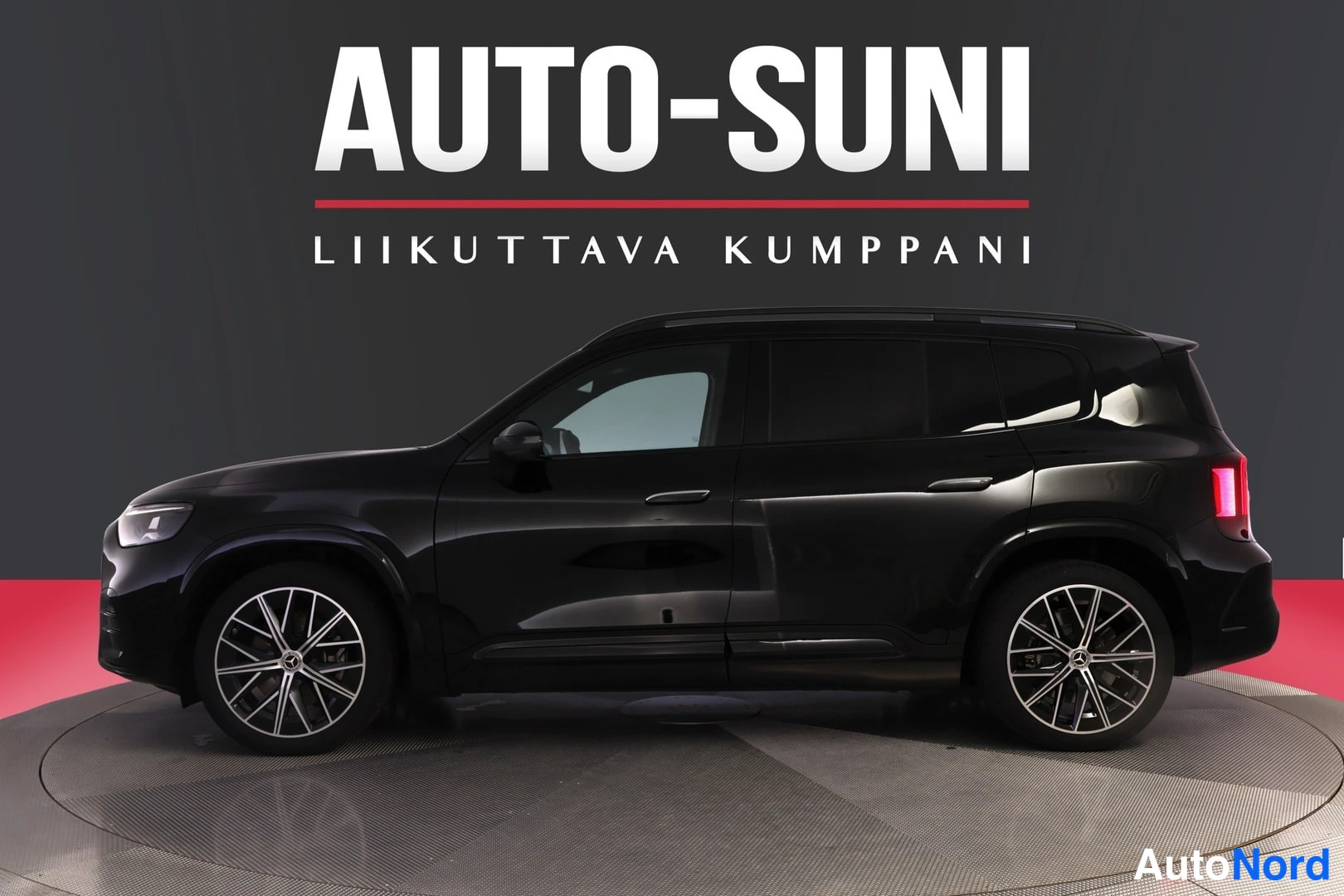 Musta Mercedes-Benz GLB 2026, etuviisto, keula vasemmalle, kuva 2