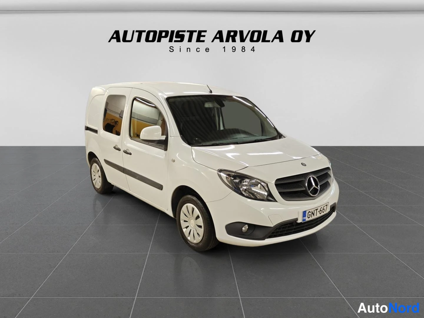 White Mercedes-Benz Citan 2019, front three-quarter, nose to the right, photo 3