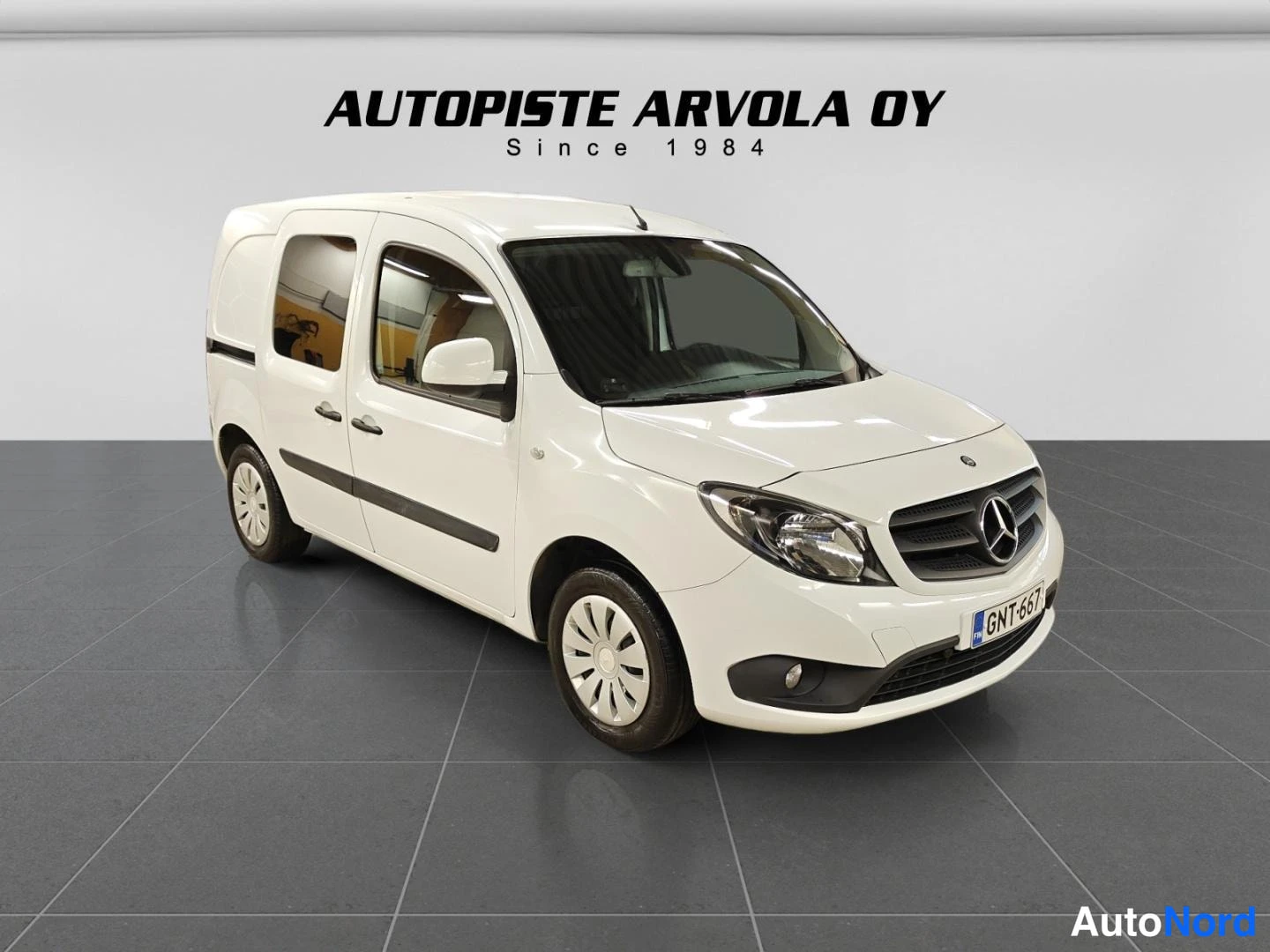 White Mercedes-Benz Citan 2019, front three-quarter, nose to the right, photo 5