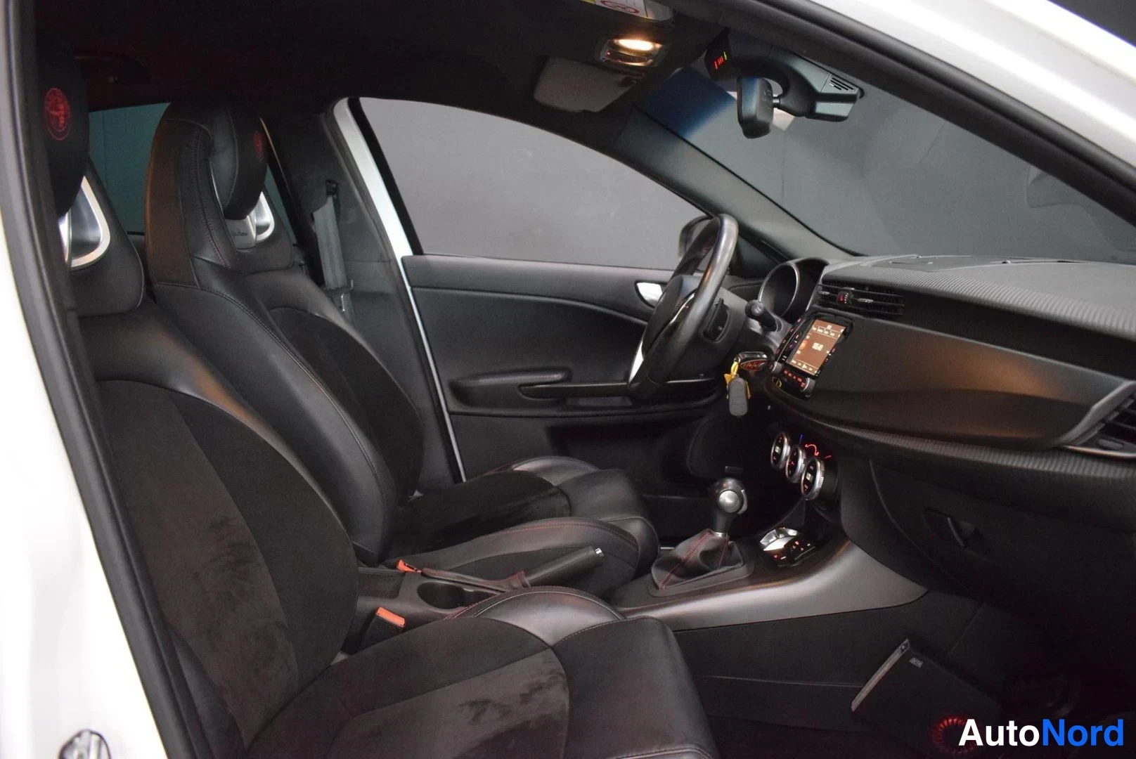 Valkoinen Alfa Romeo Giulietta 2016, etuistuimet, kuva 12