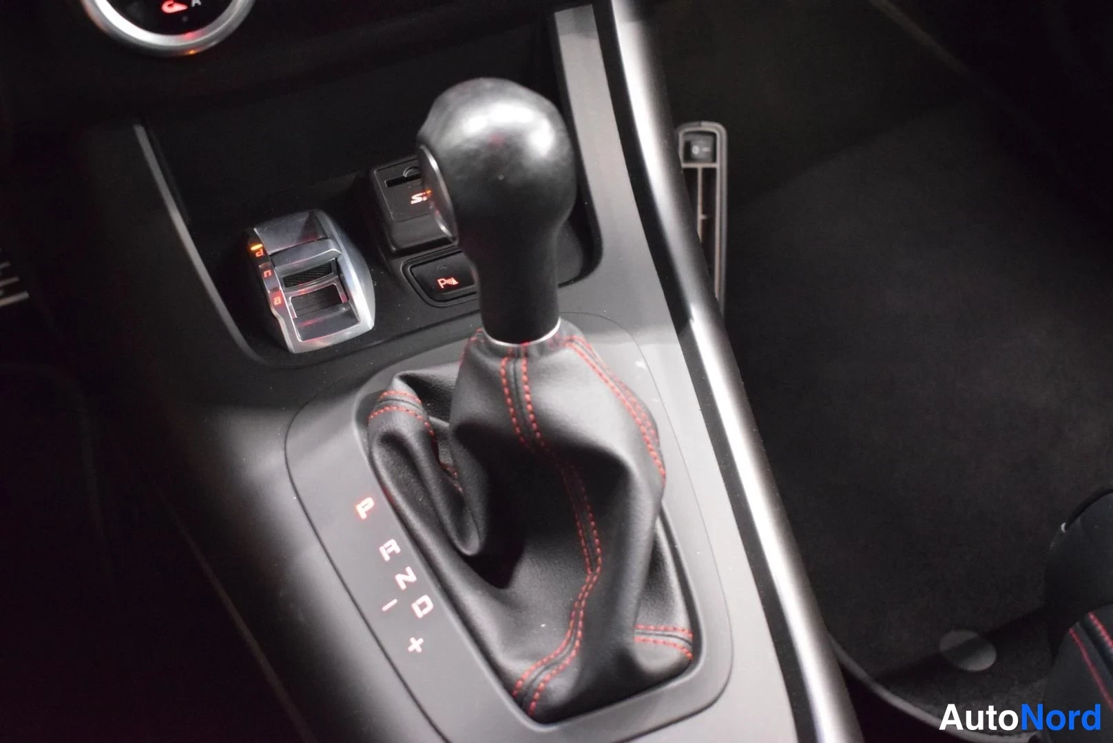 Valkoinen Alfa Romeo Giulietta 2016, yksityiskohta, kuva 23