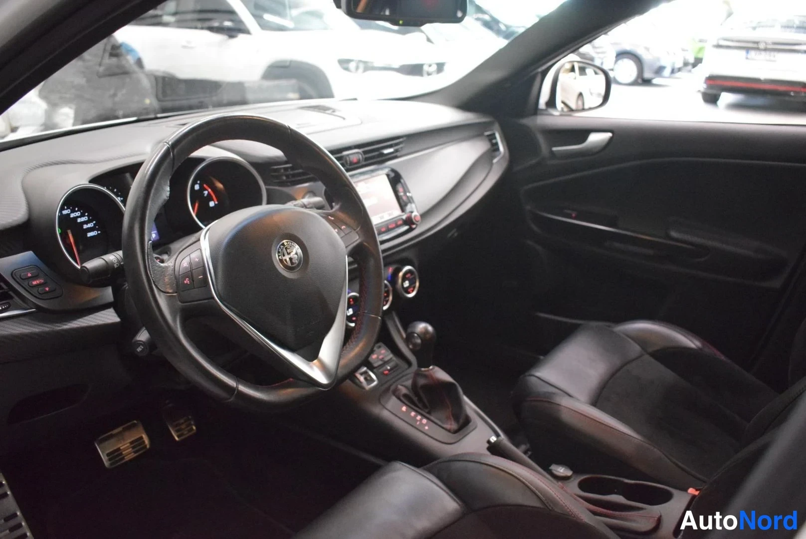 Valkoinen Alfa Romeo Giulietta 2016, ohjaamo, kuva 7