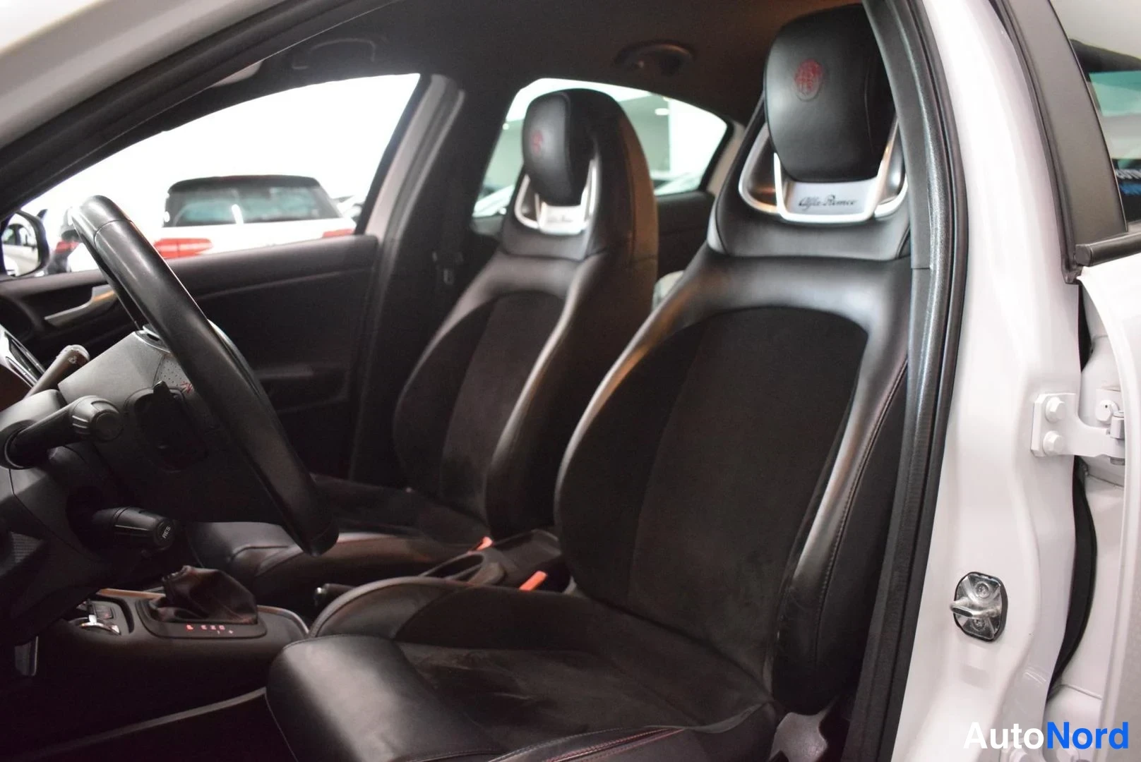 Valkoinen Alfa Romeo Giulietta 2016, etuistuimet, kuva 10