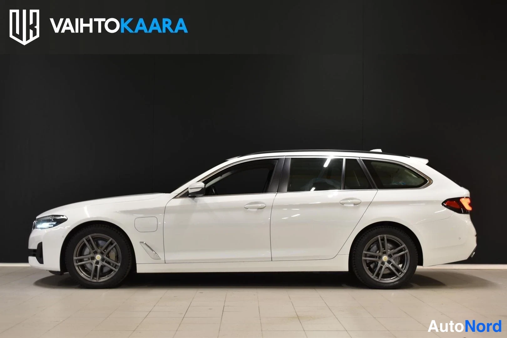 Valkoinen BMW 530e 2021, sivulta, kuva 3
