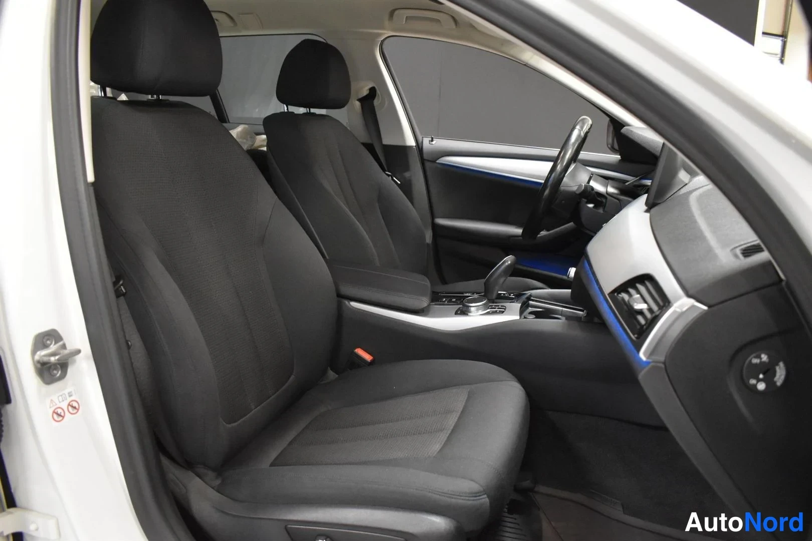 Valkoinen BMW 530e 2021, etuistuimet, kuva 11
