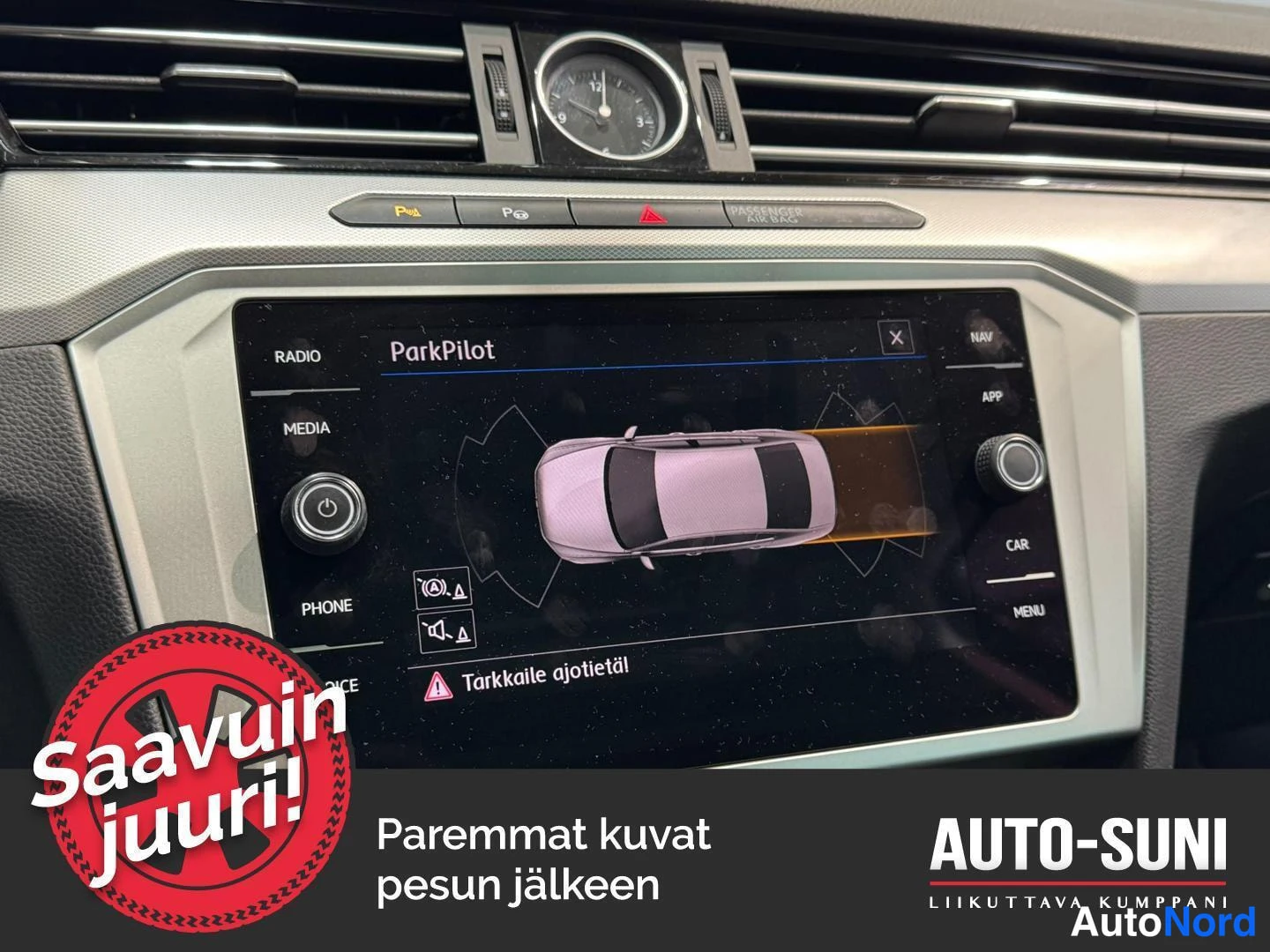 Musta Volkswagen Passat 2018, ohjaamo, kuva 8