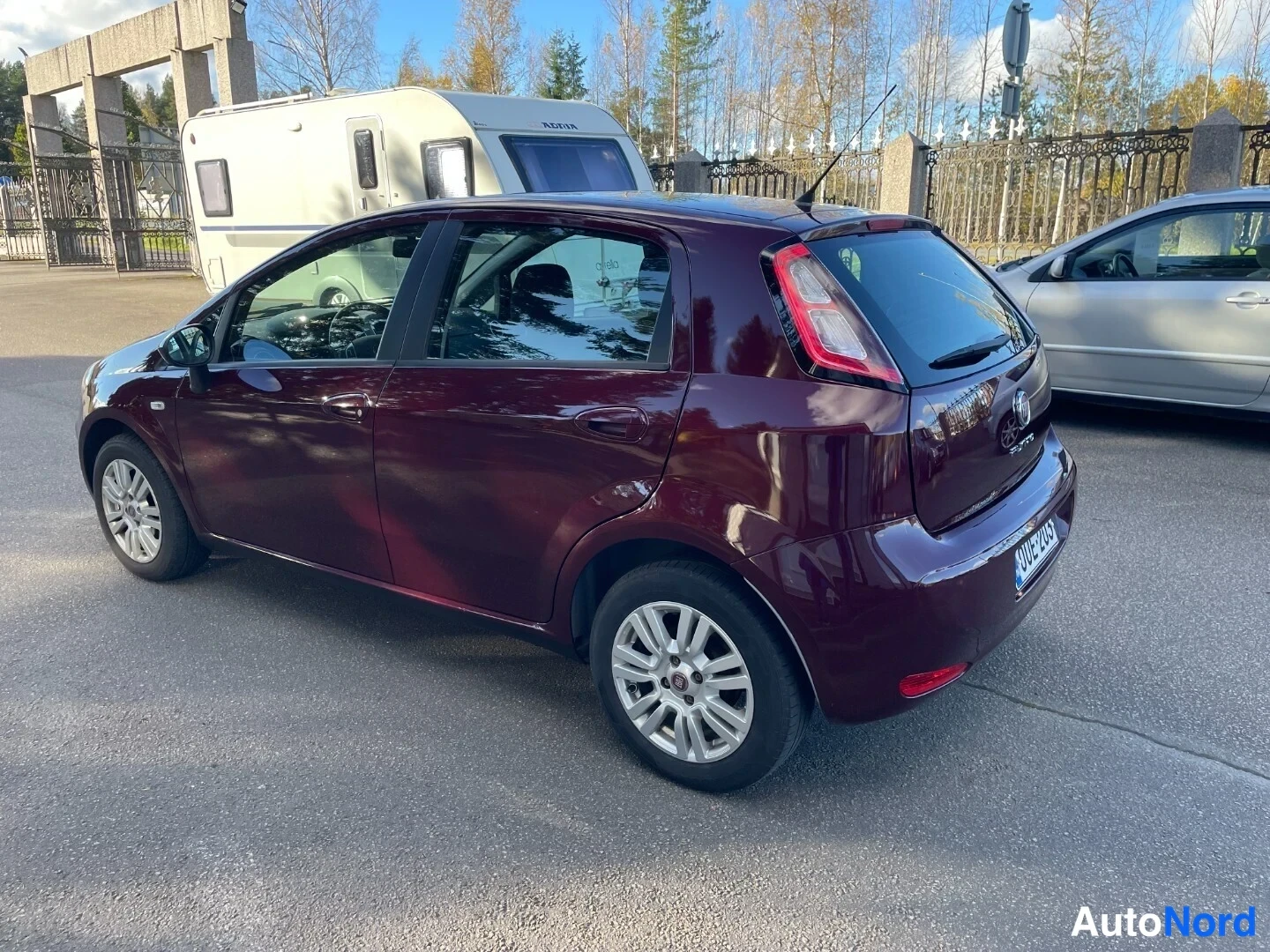 Ruskea Fiat Punto 2013, takaviisto, kuva 3