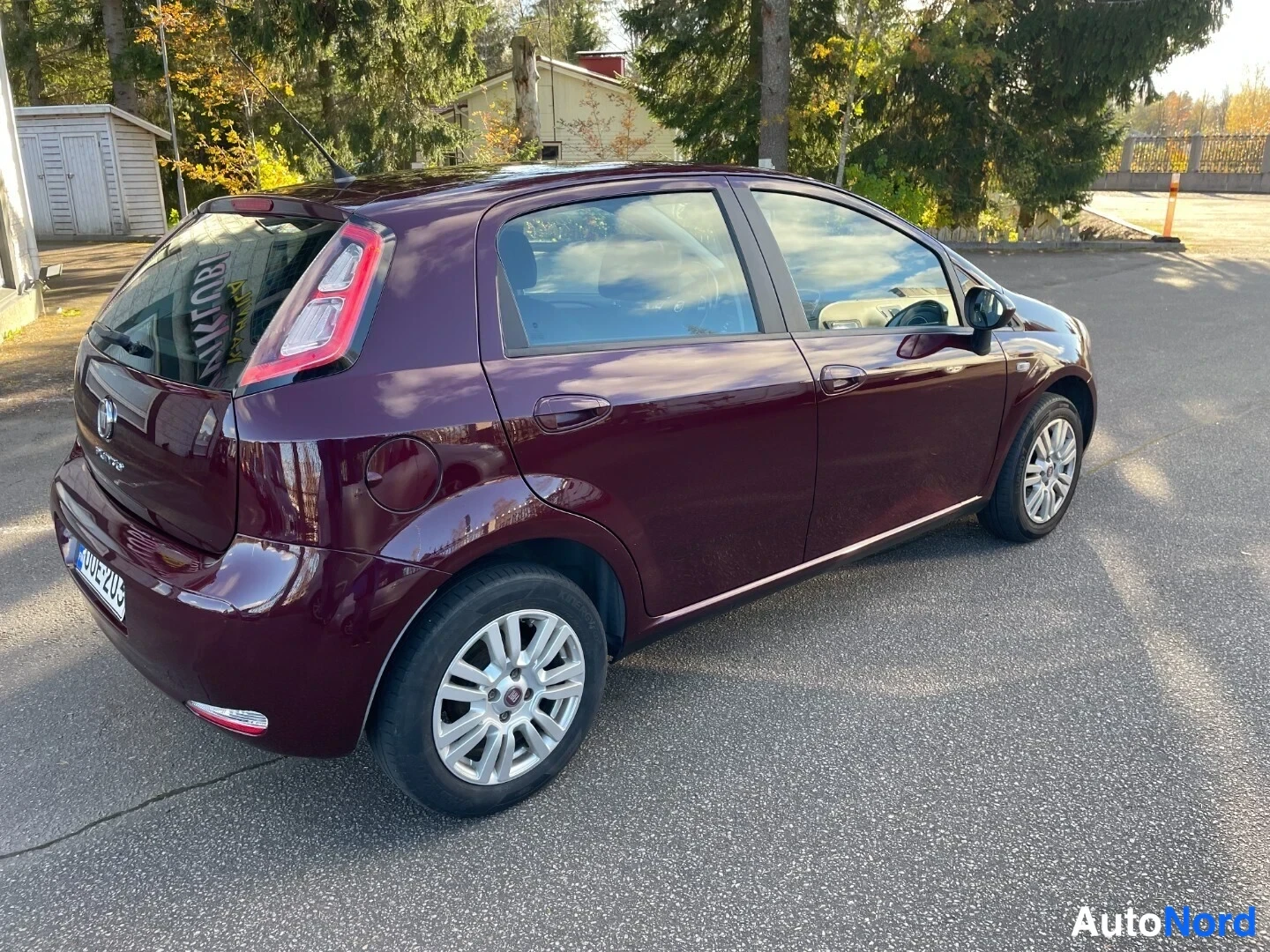 Ruskea Fiat Punto 2013, takaviisto, kuva 4