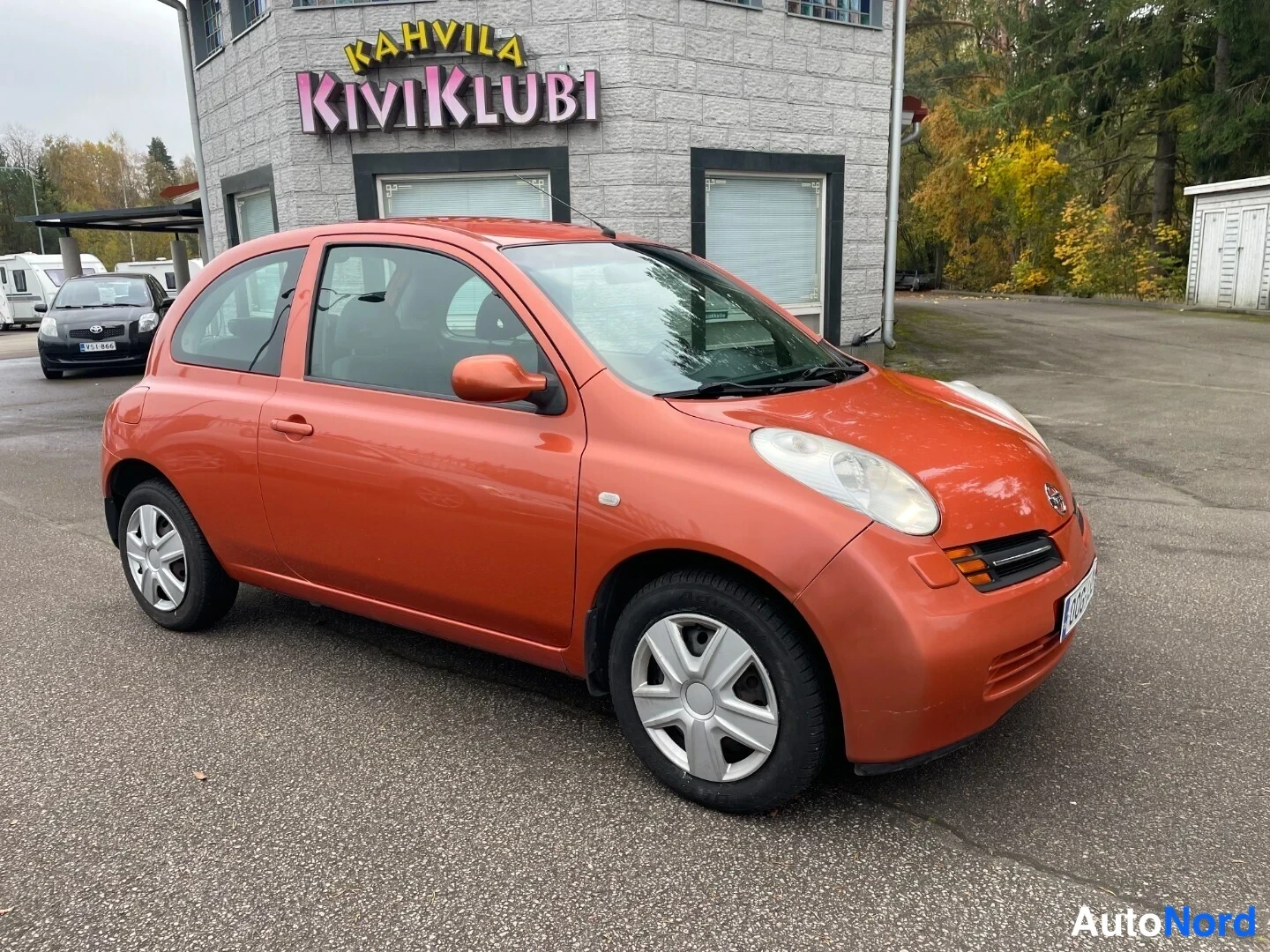 Kupari Nissan Micra 2005, etuviisto, keula oikealle, kuva 2