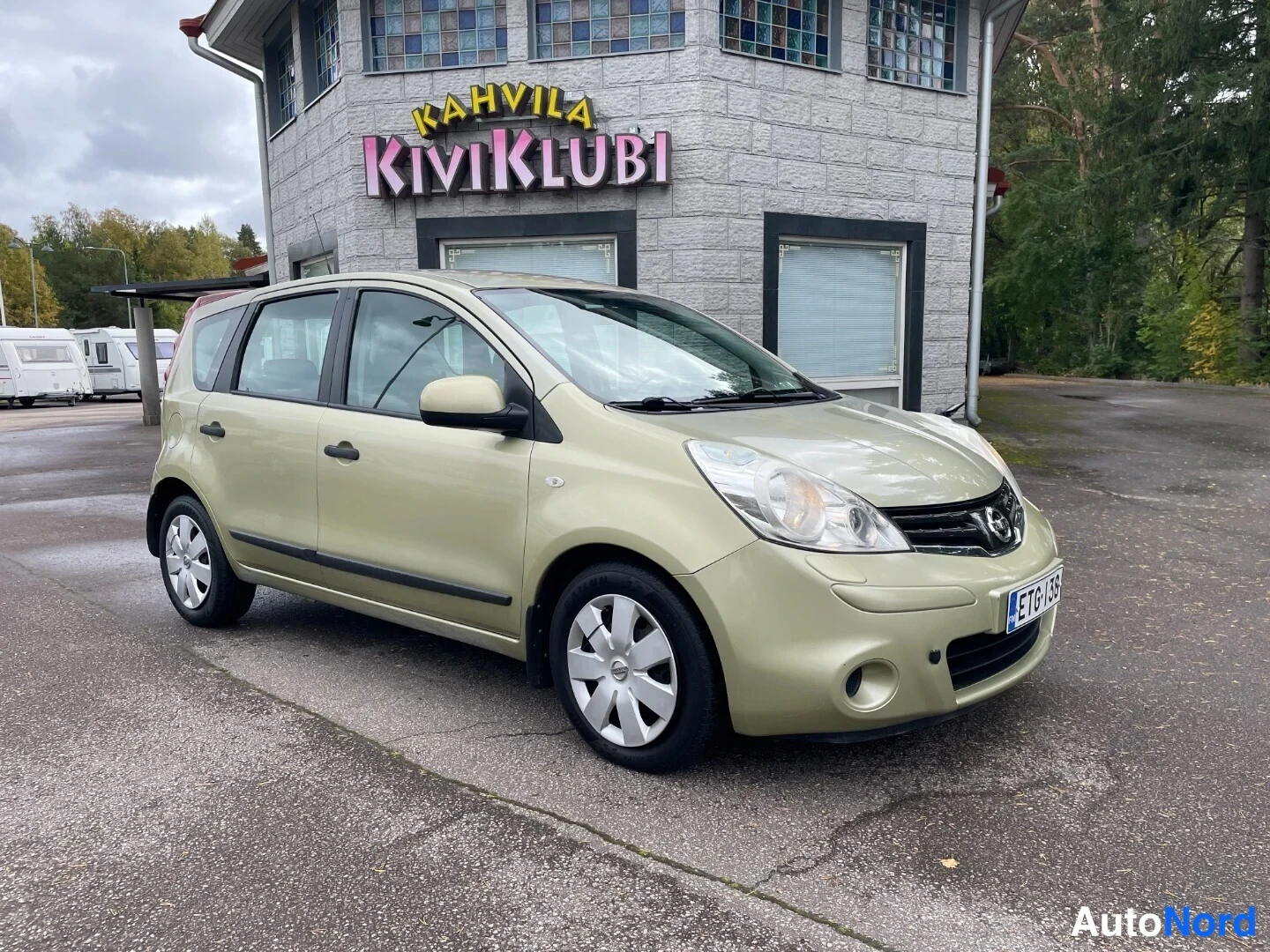 Keltainen Nissan Note 2009, etuviisto, keula oikealle, kuva 2