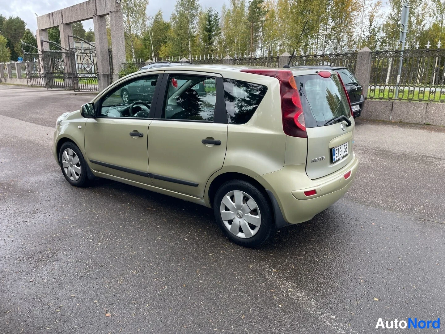 Keltainen Nissan Note 2009, takaviisto, kuva 3