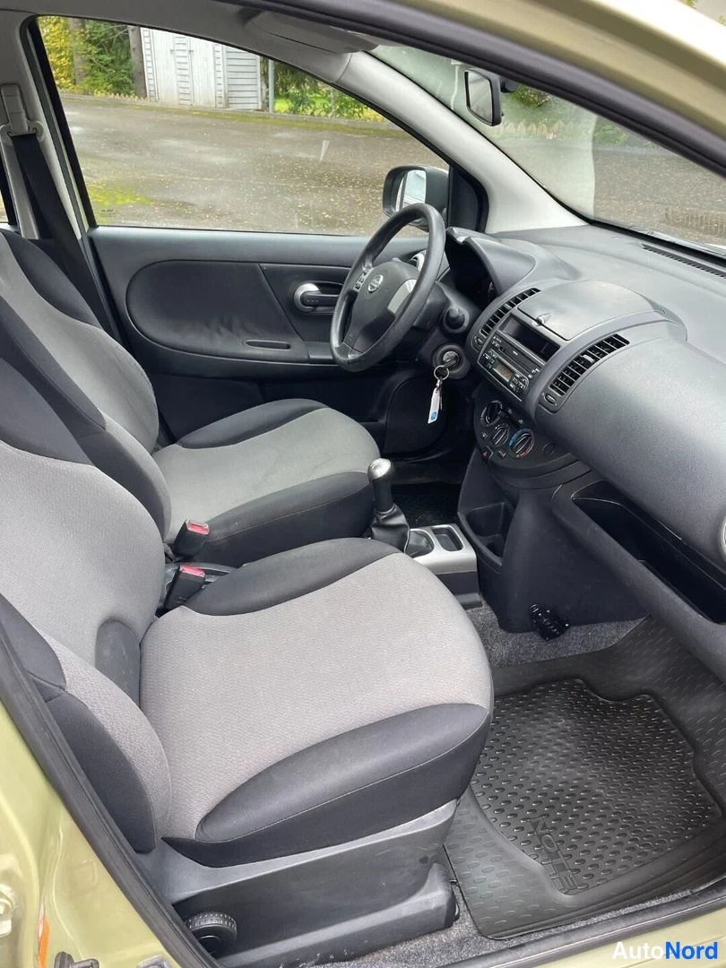 Keltainen Nissan Note 2009, ohjaamo, kuva 5