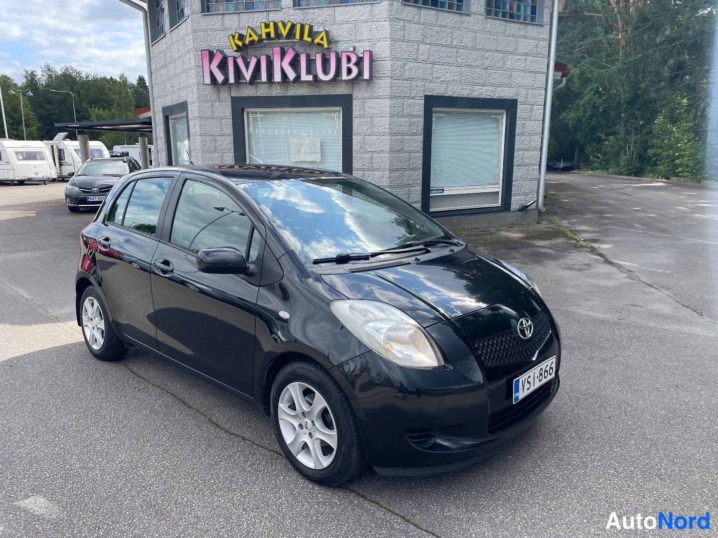 Musta Toyota Yaris 2006, etuviisto, keula oikealle, kuva 2