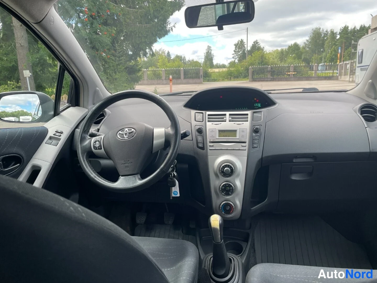 Musta Toyota Yaris 2006, ohjaamo, kuva 5