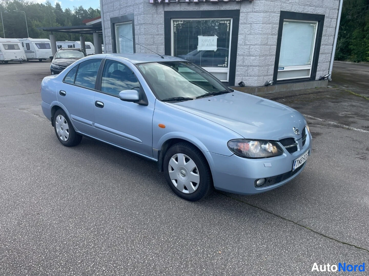 Sininen Nissan Almera 2004, etuviisto, keula oikealle, kuva 2
