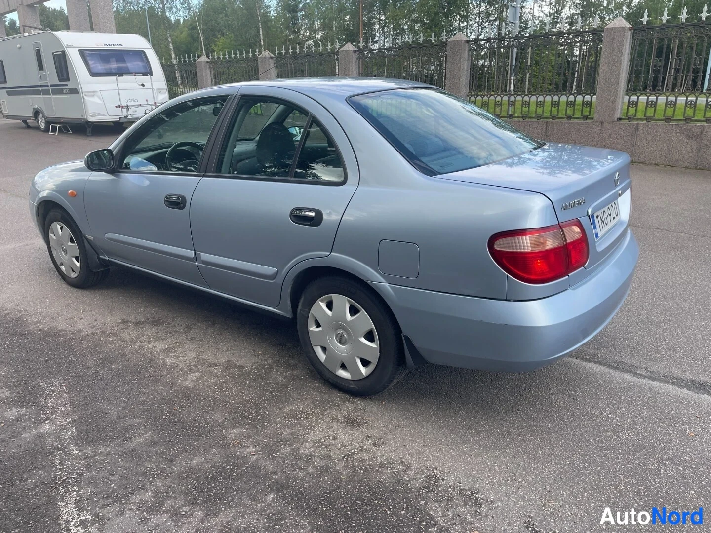 Sininen Nissan Almera 2004, takaviisto, kuva 4
