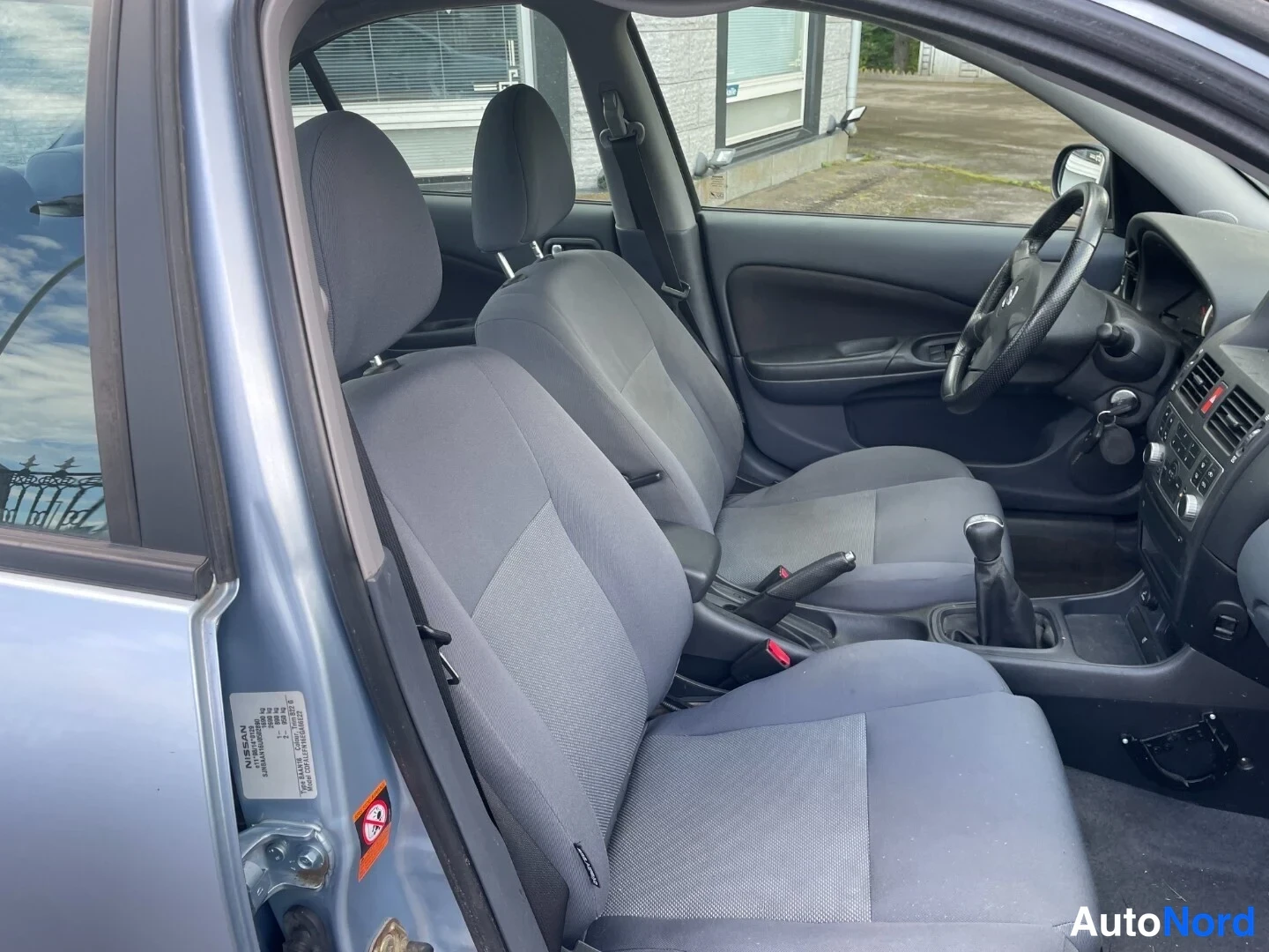 Sininen Nissan Almera 2004, etuistuimet, kuva 6