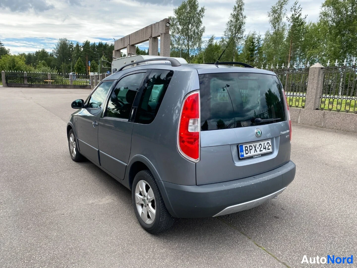 Harmaa Skoda Roomster 2012, takaviisto, kuva 4