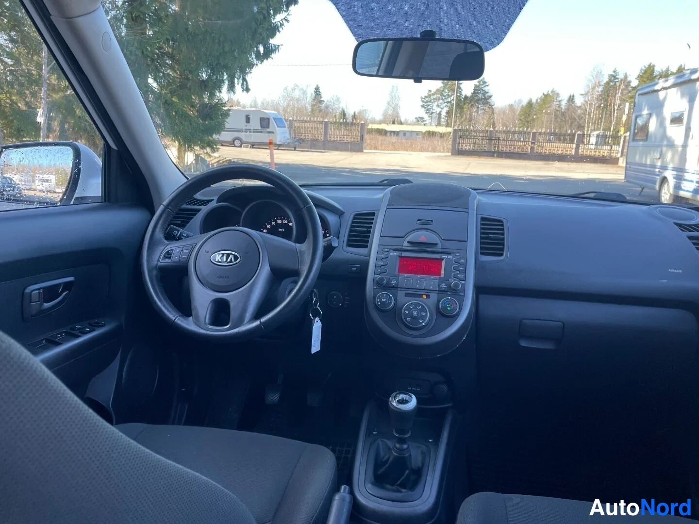 Valkoinen Kia Soul 2009, ohjaamo, kuva 5