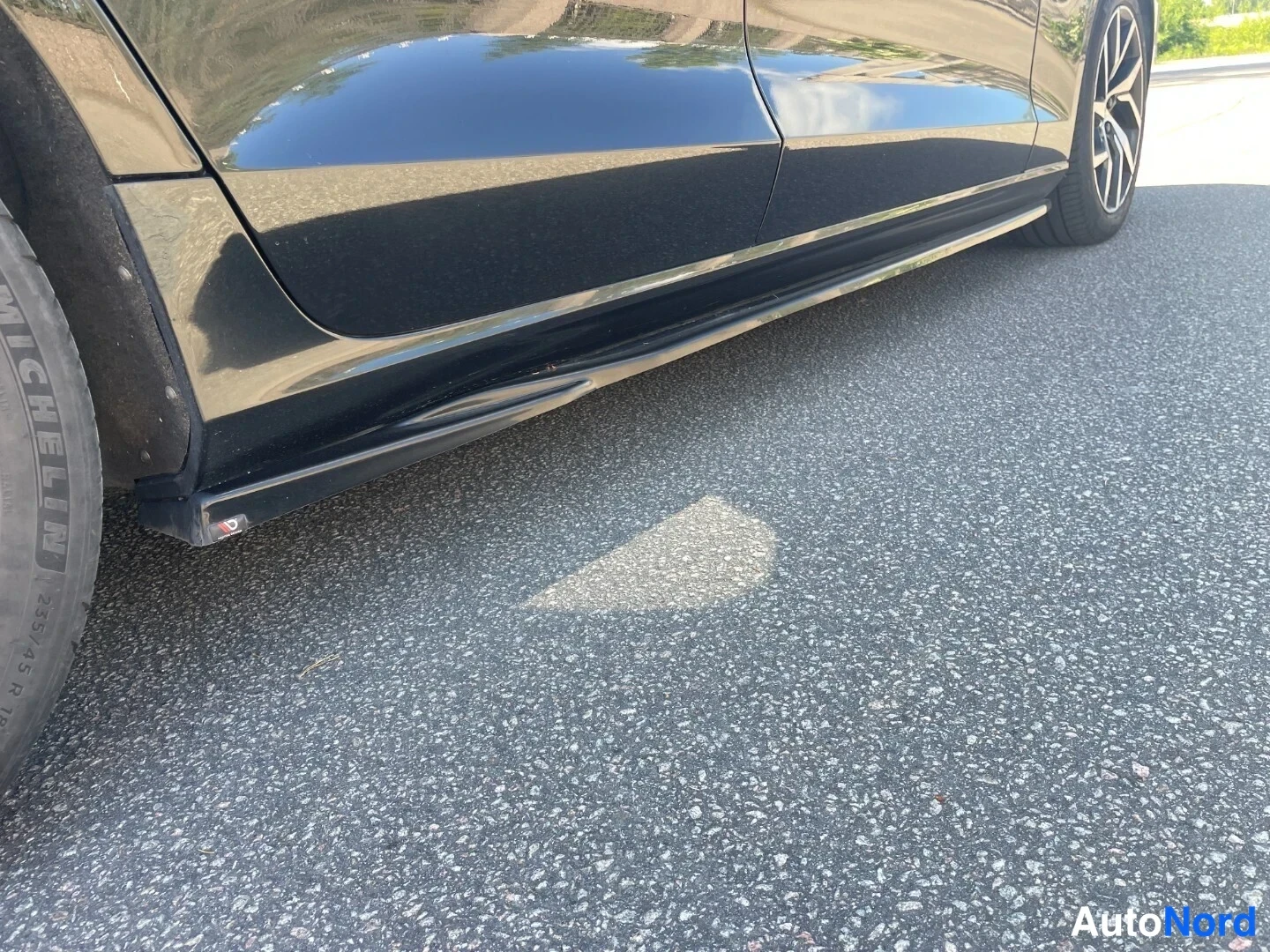 Musta Volvo V60 2018, sivulta, kuva 3