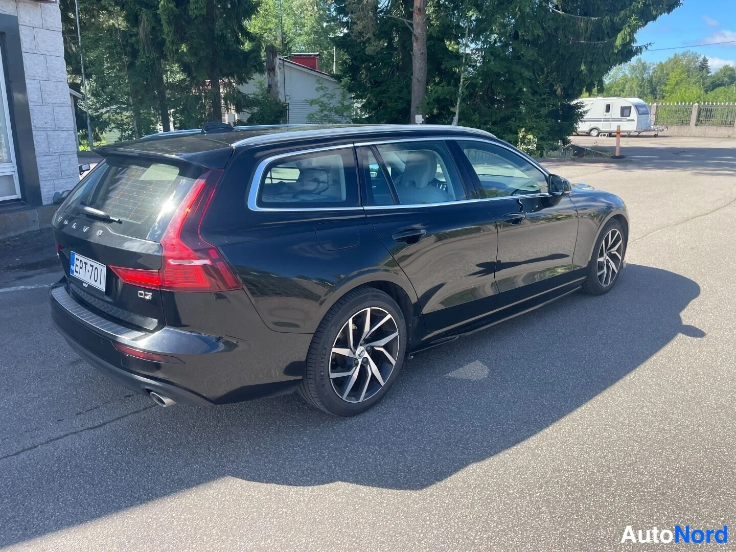 Musta Volvo V60 2018, takaviisto, kuva 4