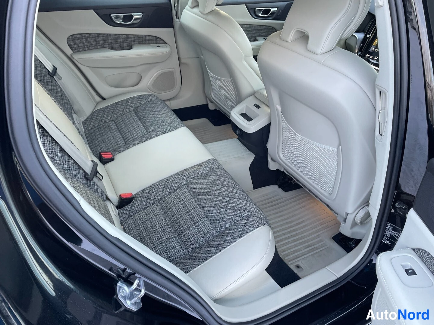 Musta Volvo V60 2018, takaistuimet, kuva 8