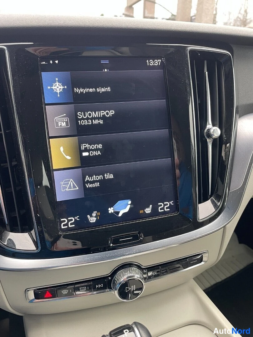 Musta Volvo V60 2018, yksityiskohta, kuva 9