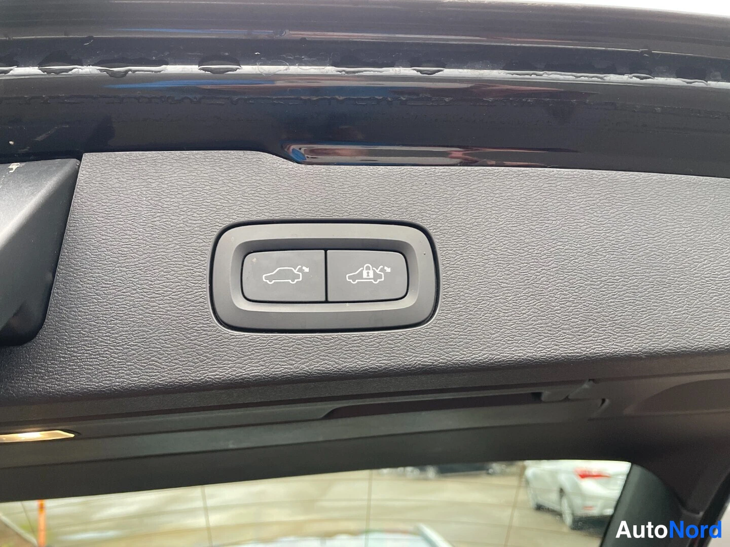 Musta Volvo V60 2018, yksityiskohta, kuva 10