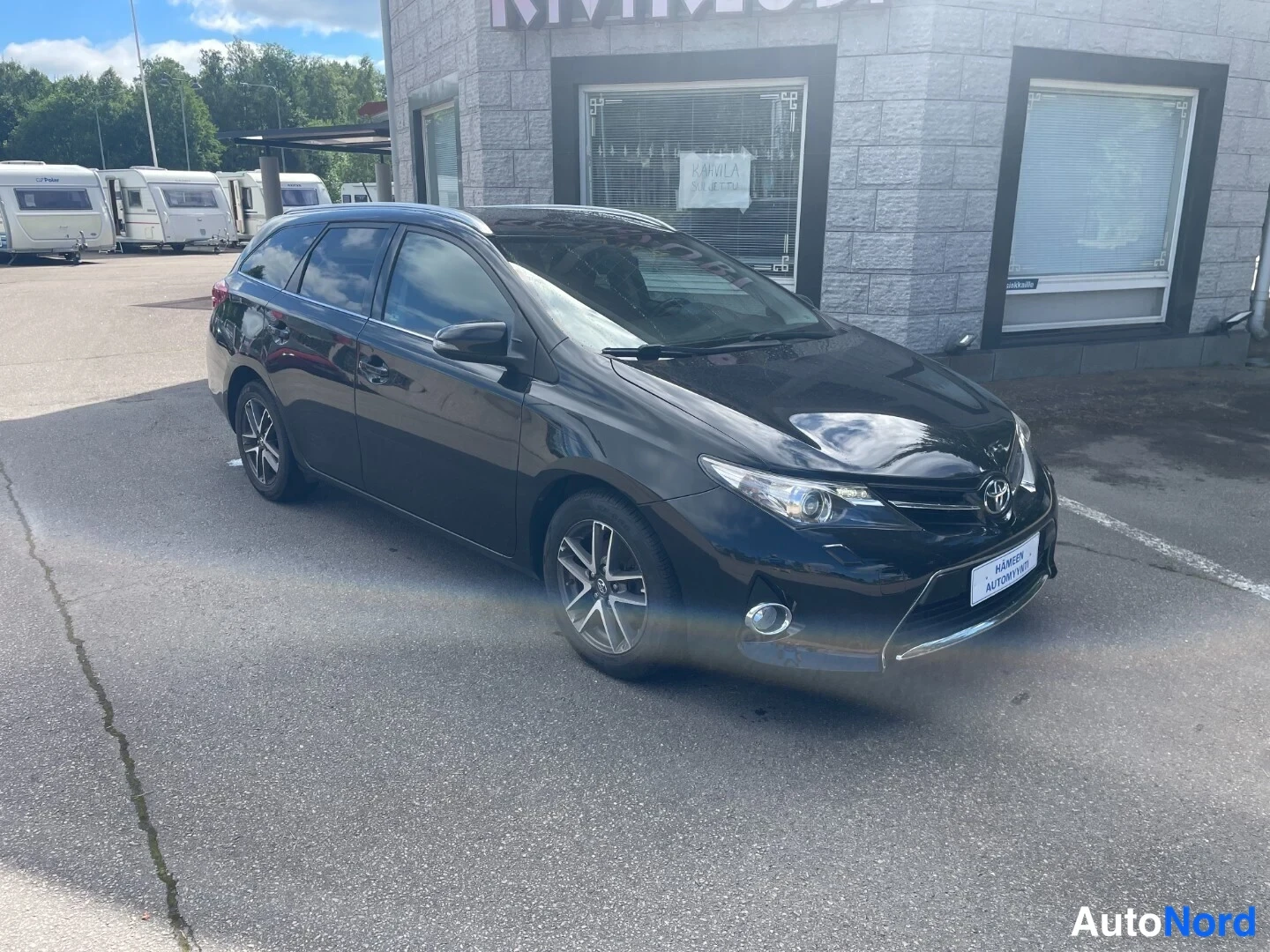 Black Toyota Auris Touring Sports 2014, front three-quarter, nose to the right, photo 2