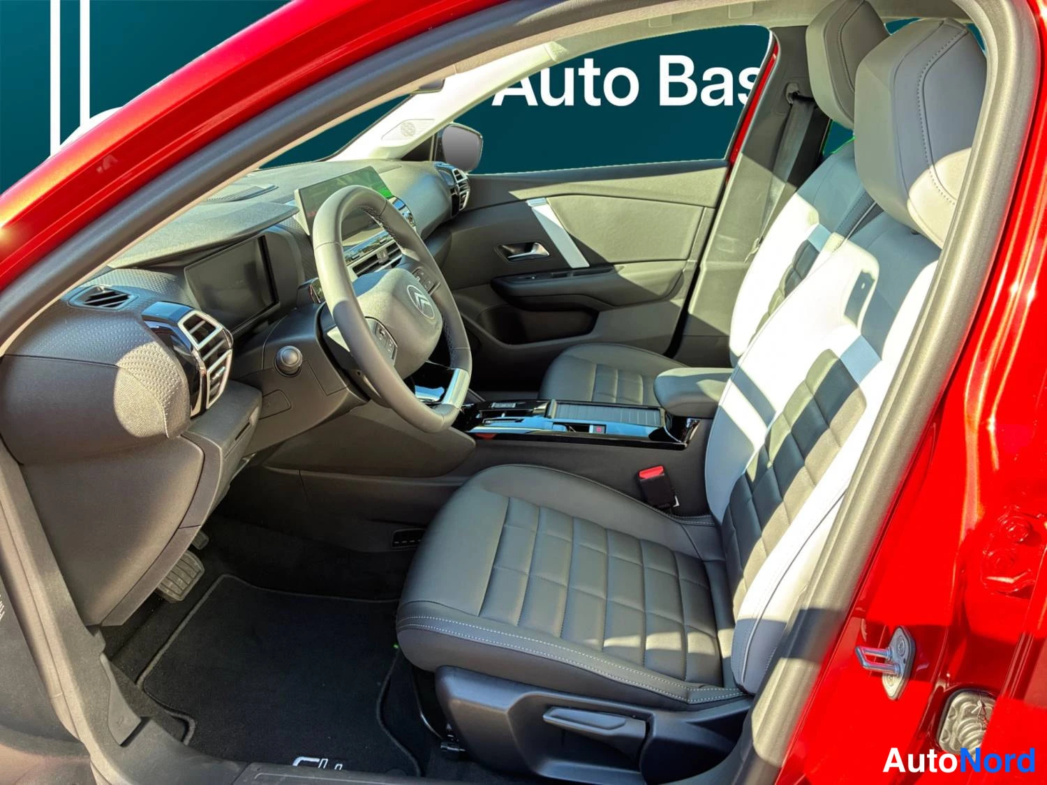 Punainen Citroen C4 2026, ohjaamo, kuva 9