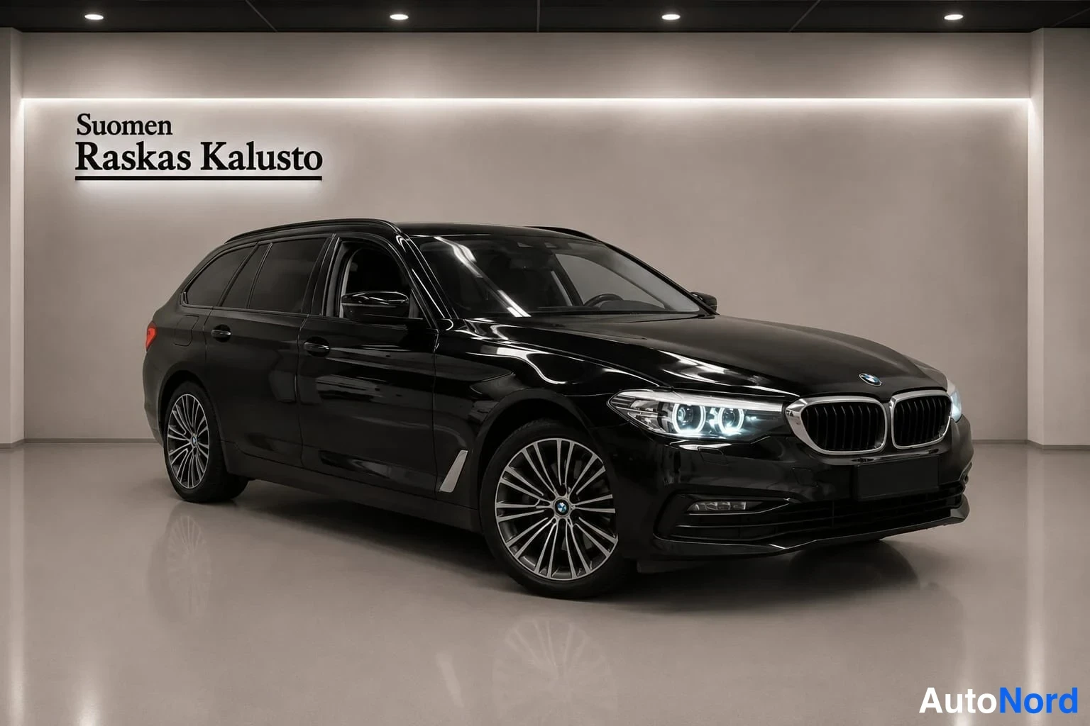 Musta BMW 520d xDrive 2019, etuviisto, keula oikealle, kuva 2