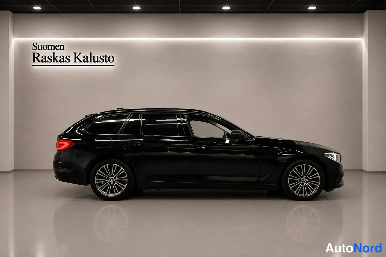 Musta BMW 520d xDrive 2019, sivulta, kuva 3
